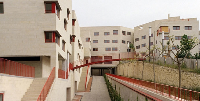 Conjunto de viviendas La Sang en Alcoy. Arquitectos: Manuel de Solà Morales y Vicente Vidal, 1998.