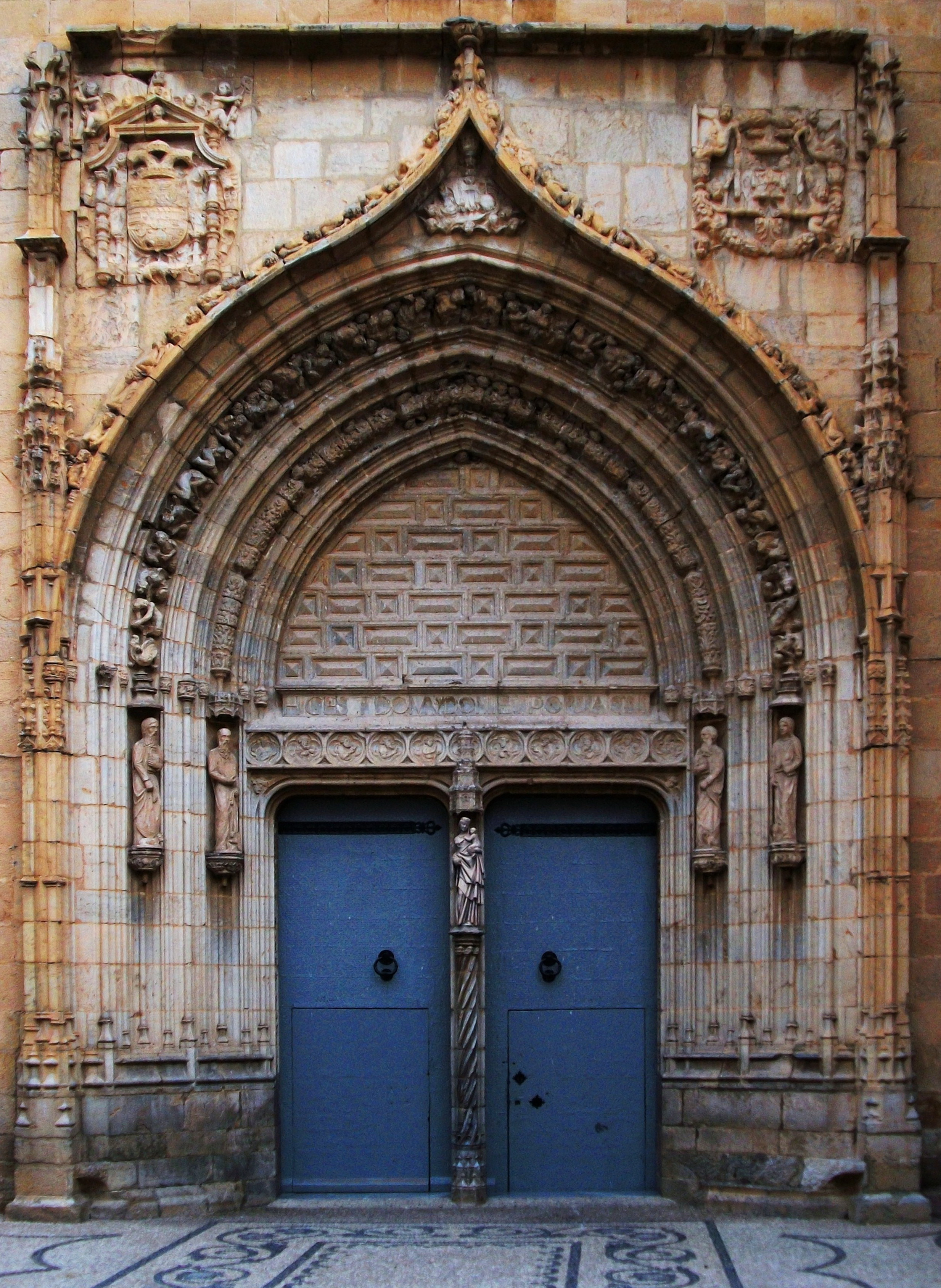 Portada principal gótica a poniente 