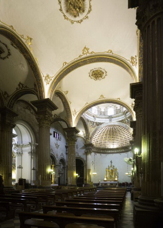 Nave central con columnas corintias