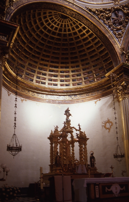 Detalle de cúpula del ábside con puntas de diamante