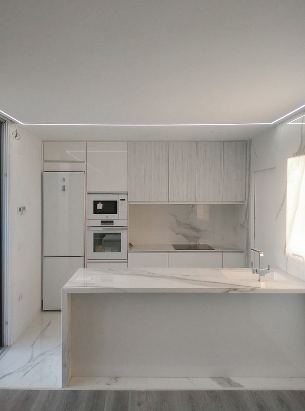 Atlantis Polished es protagonista destacado en la cocina living. 