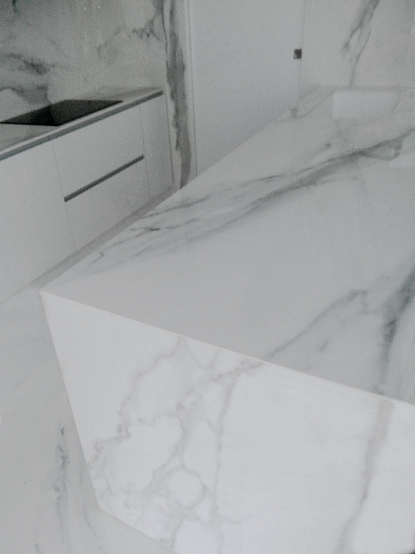 Detalle de la encimera realizada con Atlantis Polished (Arklam 12 mm 1500x3200).