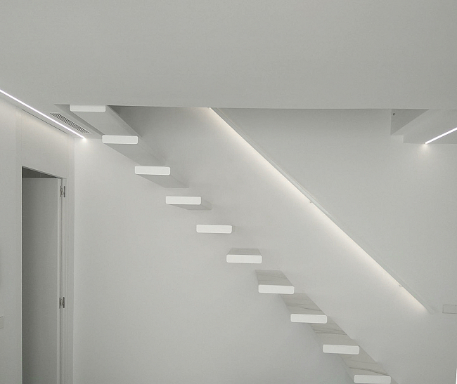 Los peldaños de la escalera de acceso a la primera planta han sido realizados con Arklam 6 mm.