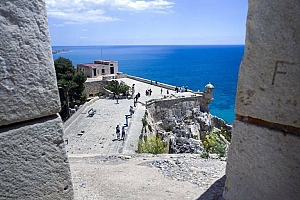 El patrimonio de Alicante: de las mejoras y el pago de entrada en el Castillo, a la inspección en el faro