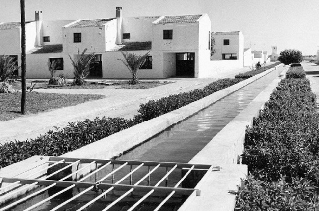 Fotografía de época (de J. del Palacio, Kindel) del canal de agua en el actual Carrer Canal (bulevar)