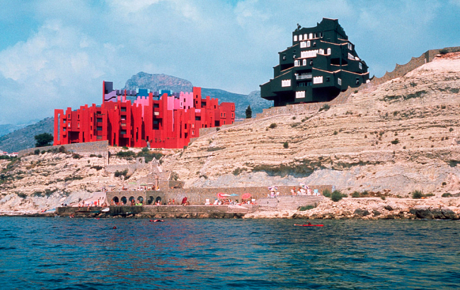Fotografía de época con la Muralla Roja (izq.), Xanadú (dcha.) y club social (abajo) (web-SA)