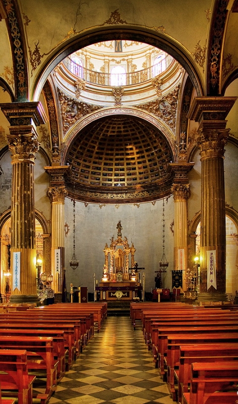 Nave central con altar, ábside y cúpula          