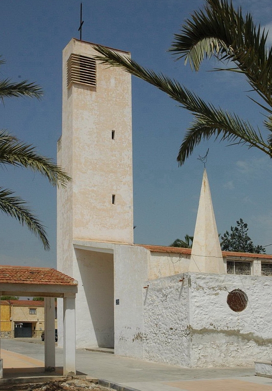 Campanario y baptisterio de la iglesia: vista actual con el atrio