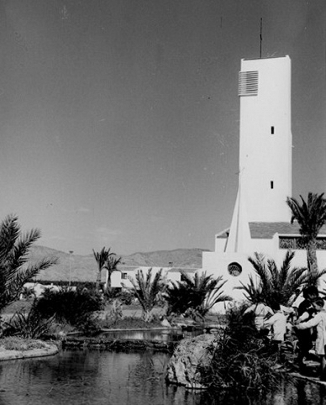 Campanario y baptisterio de la iglesia: vista de época con estanque