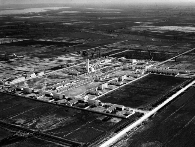 Vista aérea del poblado El Realengo cuando estaban hechas 33 de las 85 viviendas que se ejecutarían