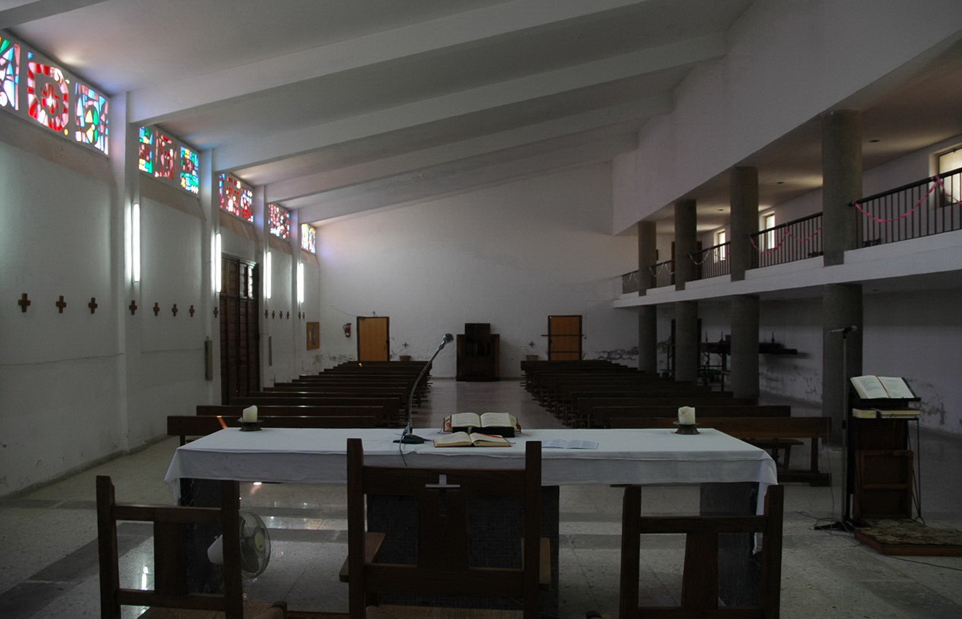 Interiores de la nave de la iglesia de S. Luis Gonzaga: hacia el altar y desde el altar (2007 y 2011)