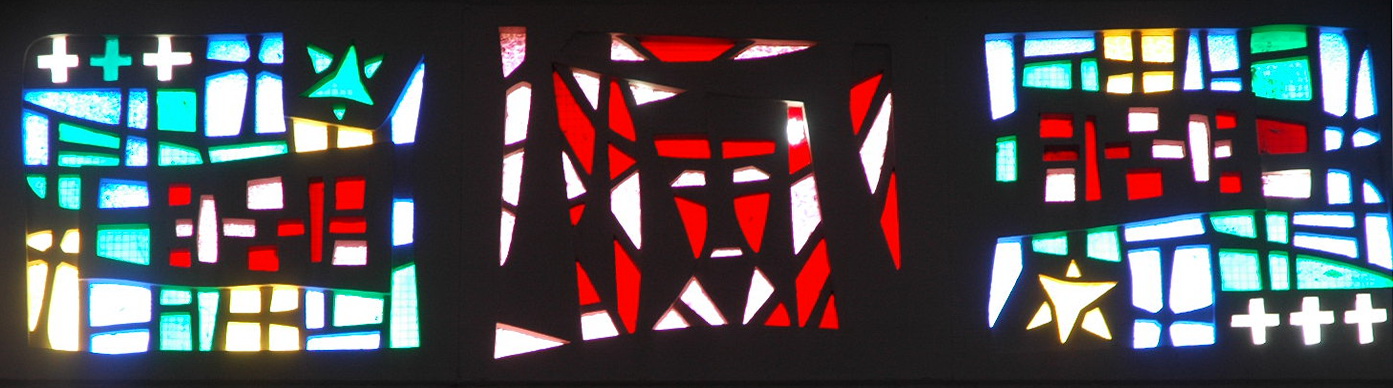 Detalle de vidrieras lado sur de la iglesia de Antonio Valdivieso: en el centro el rostro de Cristo