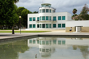 Placa DOCOMOMO en la Torre de Control del Aeródromo de Rabasa