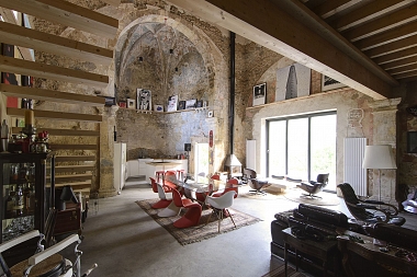 Cómo el sueño de un arquitecto y la “locura” de un cliente acabaron transformando una iglesia en ruinas en una vivienda única