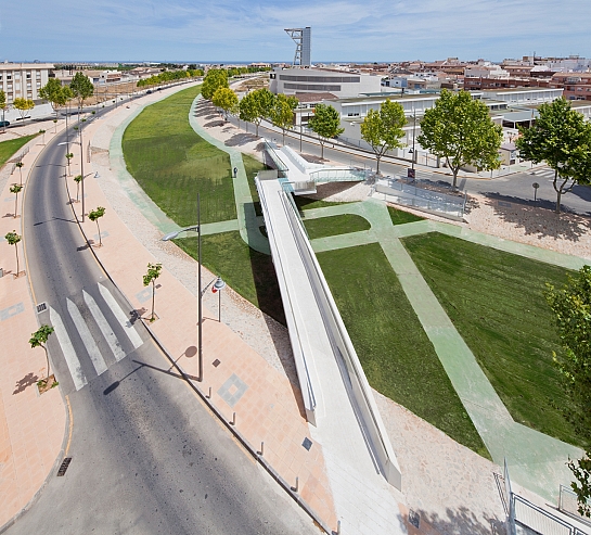 'Kiss Bridge'. Pasarela peatonal de hormigón blanco . Pilar de la Horadada . Alacant . España
