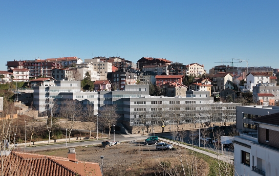 106 alojamientos para jóvenes y mayores y parque . San Sebastián . Guipúzcoa . España