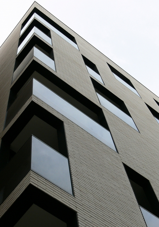 Edificio 24 viviendas, locales y aparcamiento entre medianeras . San Juan de Alicante . Alacant . España