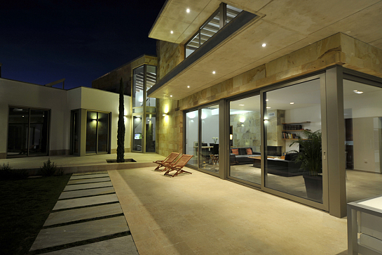 Vivienda unifamiliar aislada porticada . Godella . València . España