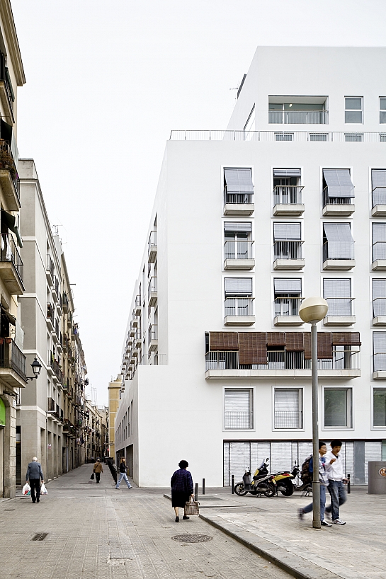 96 viviendas, 31 vpo, 5 locales y 78 plazas de aparcamiento para gente mayor . Barcelona . Barcelona . España