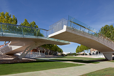 'Kiss Bridge'. Pasarela peatonal de hormigón blanco . Pilar de la Horadada . Alacant . España