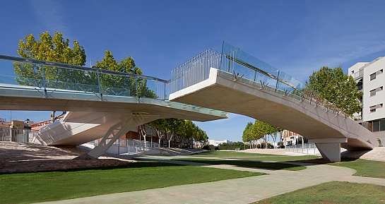 'Kiss Bridge'. Pasarela peatonal de hormigón blanco . Pilar de la Horadada . Alacant . España