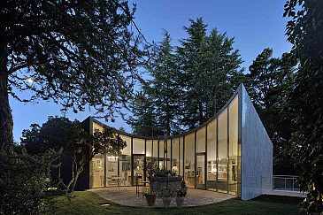 Vivienda unipersonal reutilizando aljibe de piedra . Madrid . Madrid . España