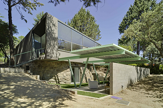 Vivienda unipersonal reutilizando aljibe de piedra . Madrid . Madrid . España