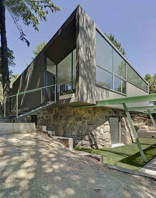 Vivienda unipersonal reutilizando aljibe de piedra . Madrid . Madrid . España