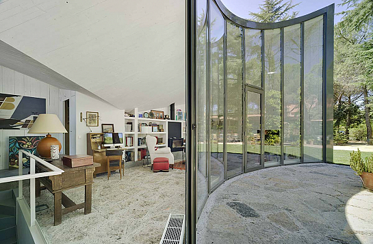 Vivienda unipersonal reutilizando aljibe de piedra . Madrid . Madrid . España