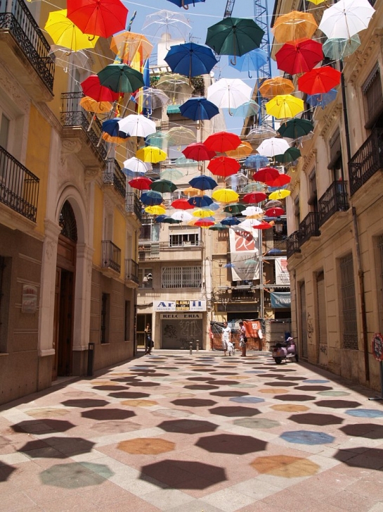 Cantando bajo la sombra . Alicante . Alacant . España