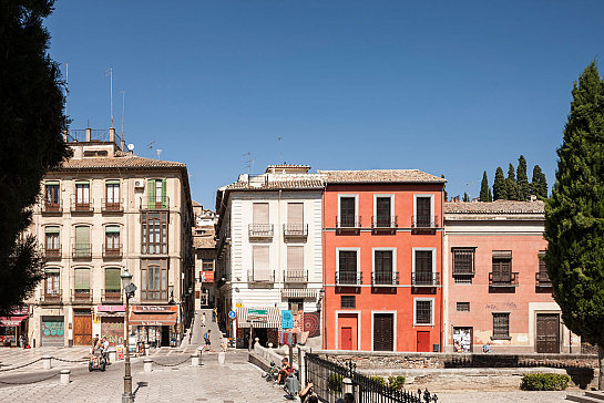 Patio a los pies de la Alhambra . Granada . Granada . España