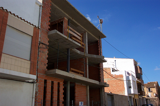 VIVIENDA UNIFAMILIAR ENTRE MEDIANERAS EN BENLLOCH