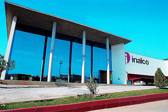 Edificio para exposición y oficinas