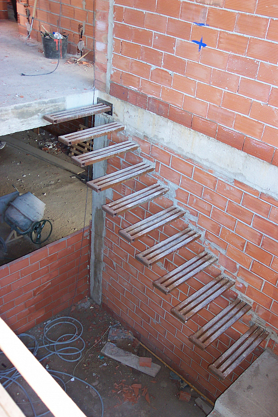 VIVIENDA UNIFAMILIAR ENTRE MEDIANERAS EN BENLLOCH