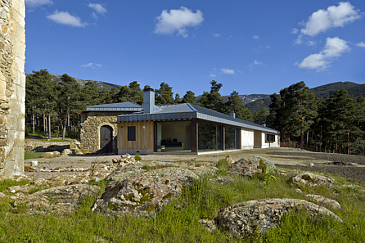 Consolidación de Templo y construcción de Estancia . Collado hermoso . Segovia . España