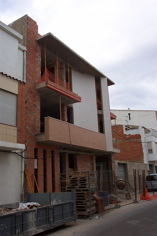 VIVIENDA UNIFAMILIAR ENTRE MEDIANERAS EN BENLLOCH