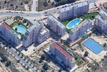 Edificios de viviendas, apartamentos y garajes con Urbanización interior, y piscinas.