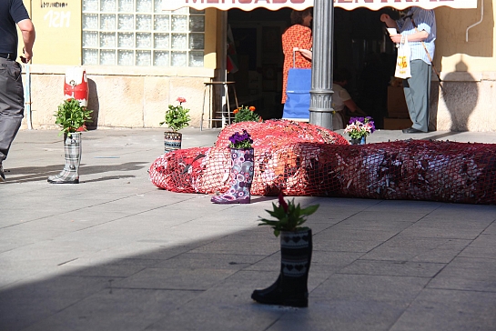 Elche se calza con colores . Elche . Alacant . España