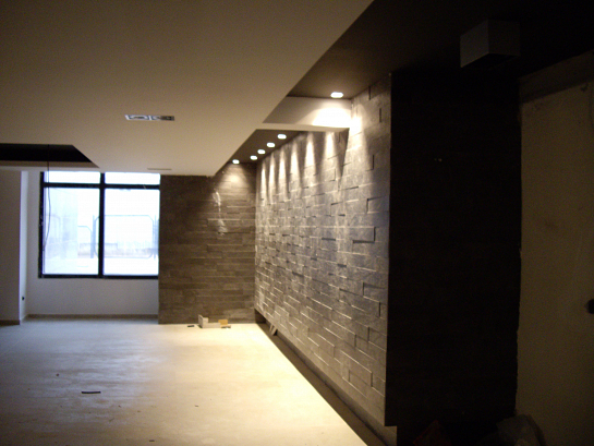 Edificio de oficinas y exposición cerámica