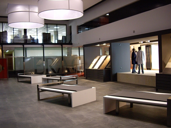 Edificio de oficinas y exposición cerámica
