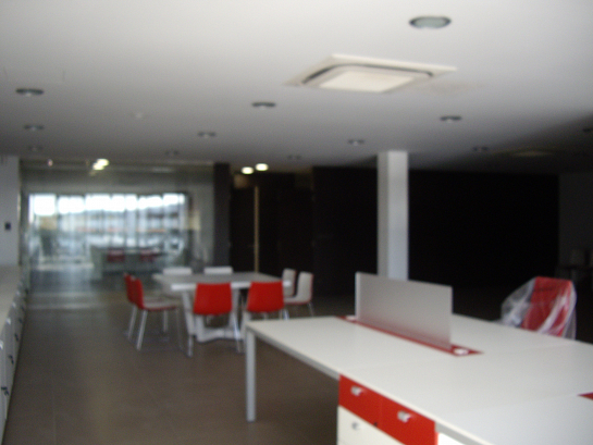 Edificio para exposición y oficinas