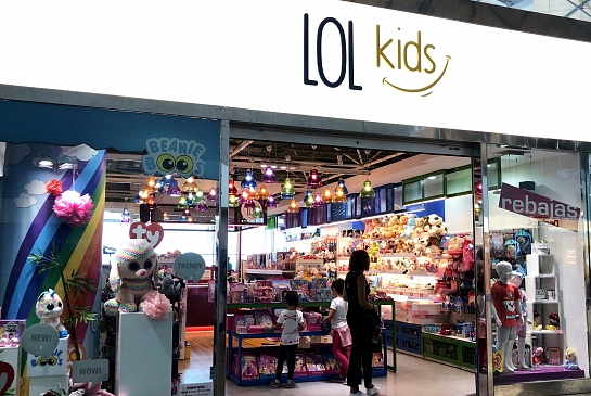 Reforma de local en aeropuerto-Tienda de juguetes . Elche . Alacant . España . 2016