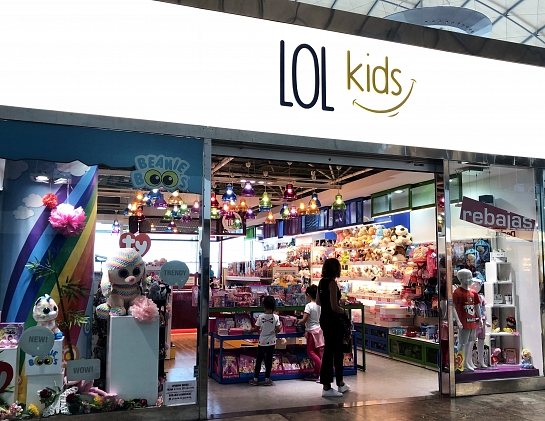 Reforma de local en aeropuerto-Tienda de juguetes . Elche . Alacant . España