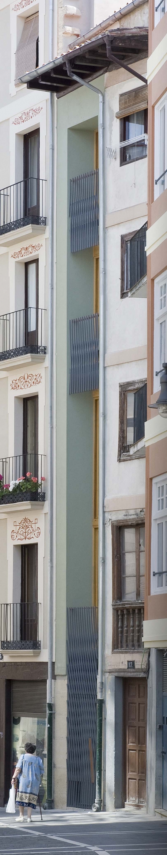 Rehabilitación de un edificio entre medianeras . Pamplona/Iruña . Navarra . España