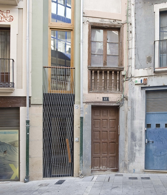 Rehabilitación de un edificio entre medianeras . Pamplona/Iruña . Navarra . España