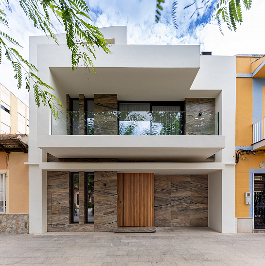 Vivienda unifamiliar y piscina entre medianeras . Daya Nueva . Alacant . España