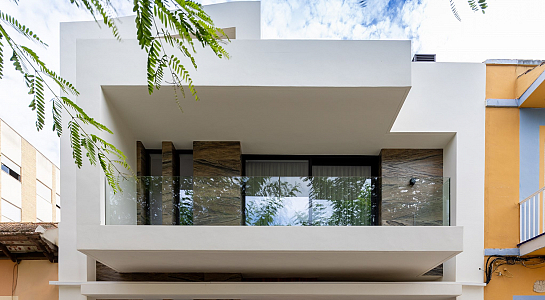 Vivienda unifamiliar y piscina entre medianeras . Daya Nueva . Alacant . España