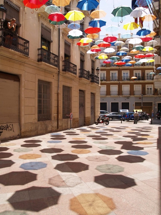 Cantando bajo la sombra . Alicante . Alacant . España
