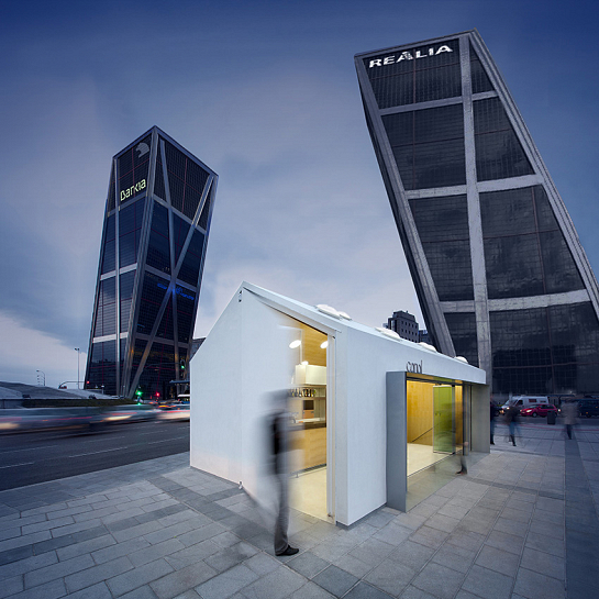 Kiosco de reunión Plaza Castilla . Madrid . Madrid . España