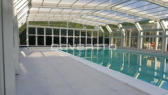 Cubierta de piscina telescópica.